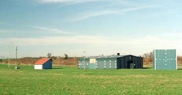 Full scale wind load test facility